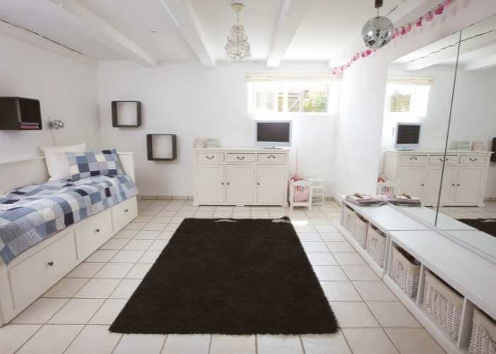 habitación juvenil blanco y negro