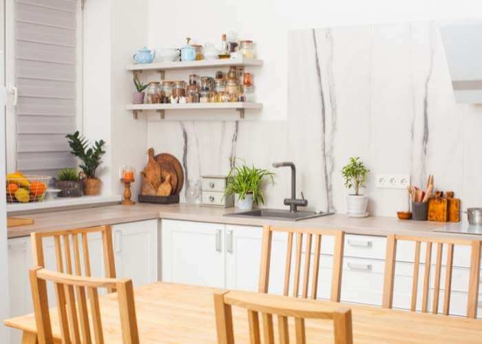 cocina blanca con mesa de madera